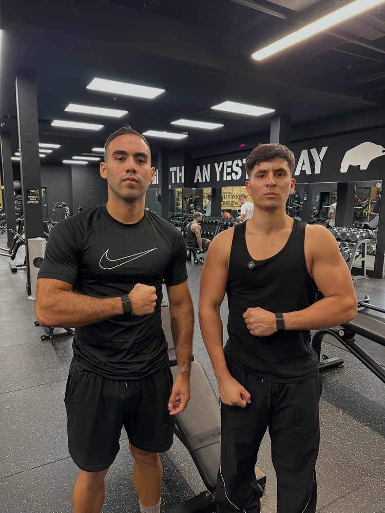 Osman con un amigo en el gimnasio