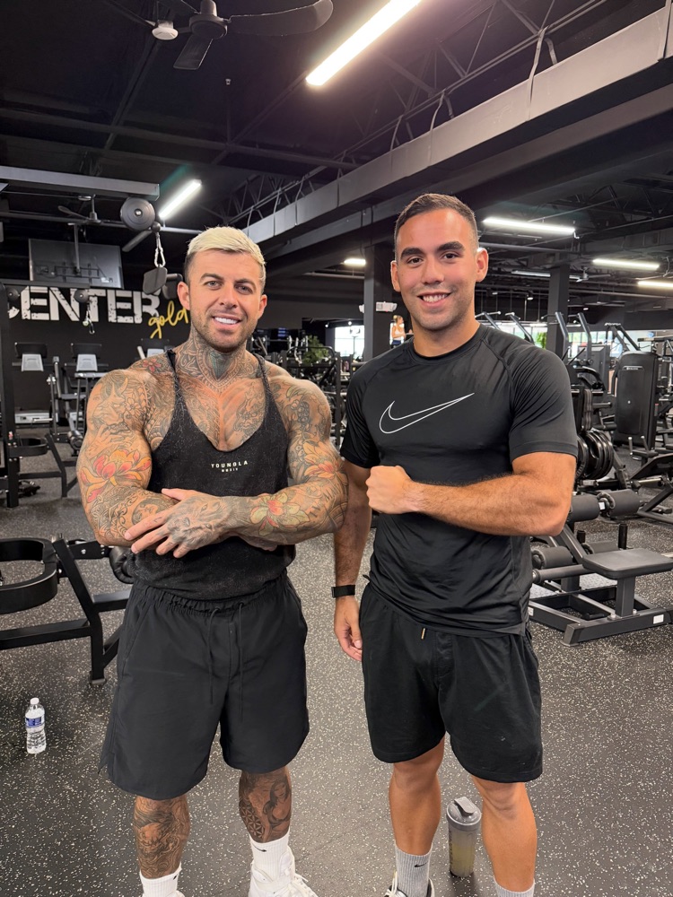 Osman con su mentor en el gimnasio