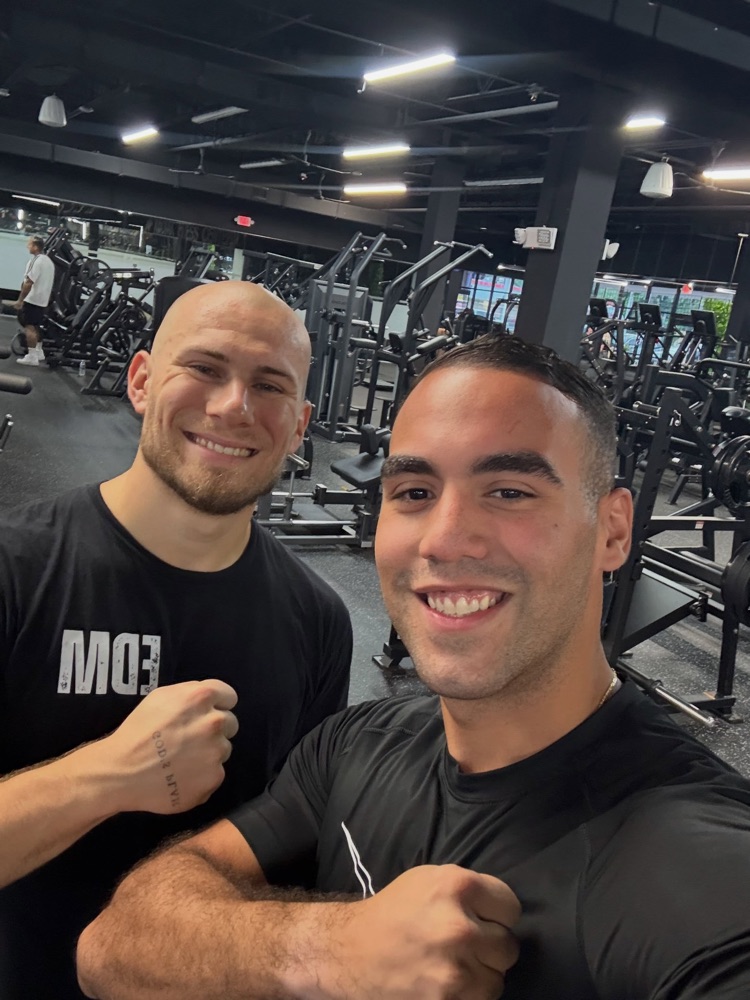 Osman con su mentor en el gimnasio